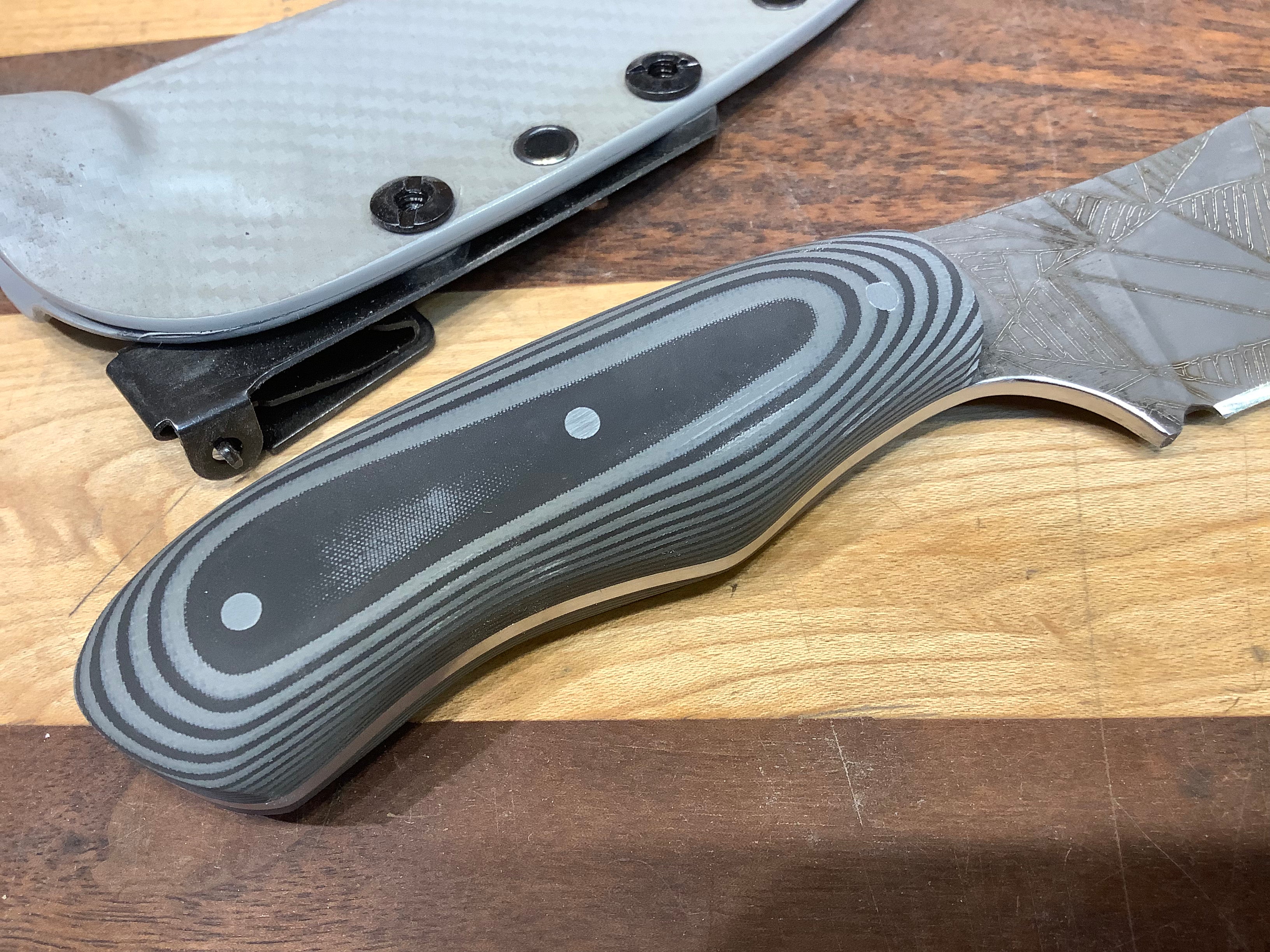 Cuchillo Skinner con mango Suretouch CPM154 y grabado láser asimétrico