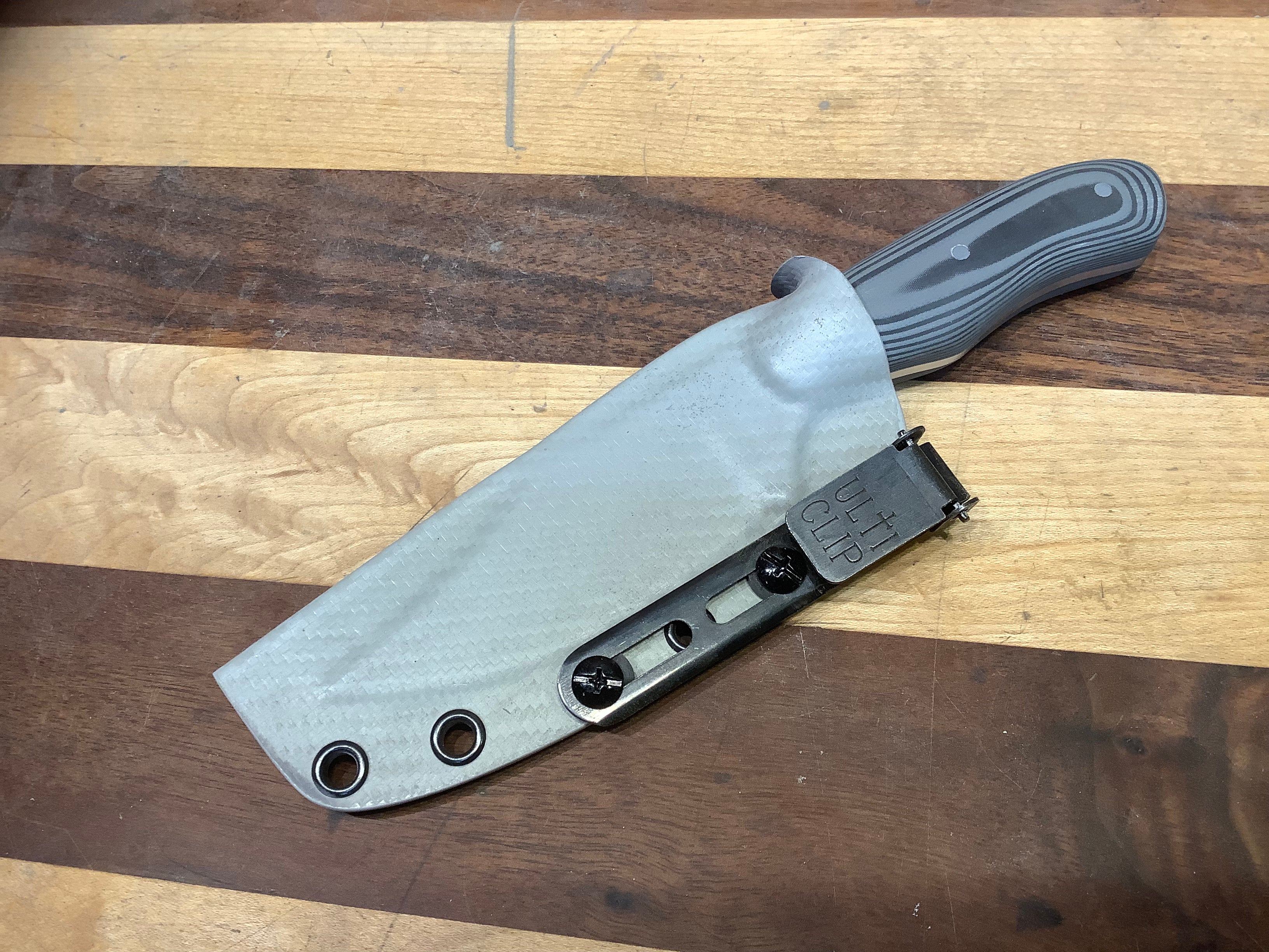 Cuchillo Skinner con mango Suretouch CPM154 y grabado láser asimétrico