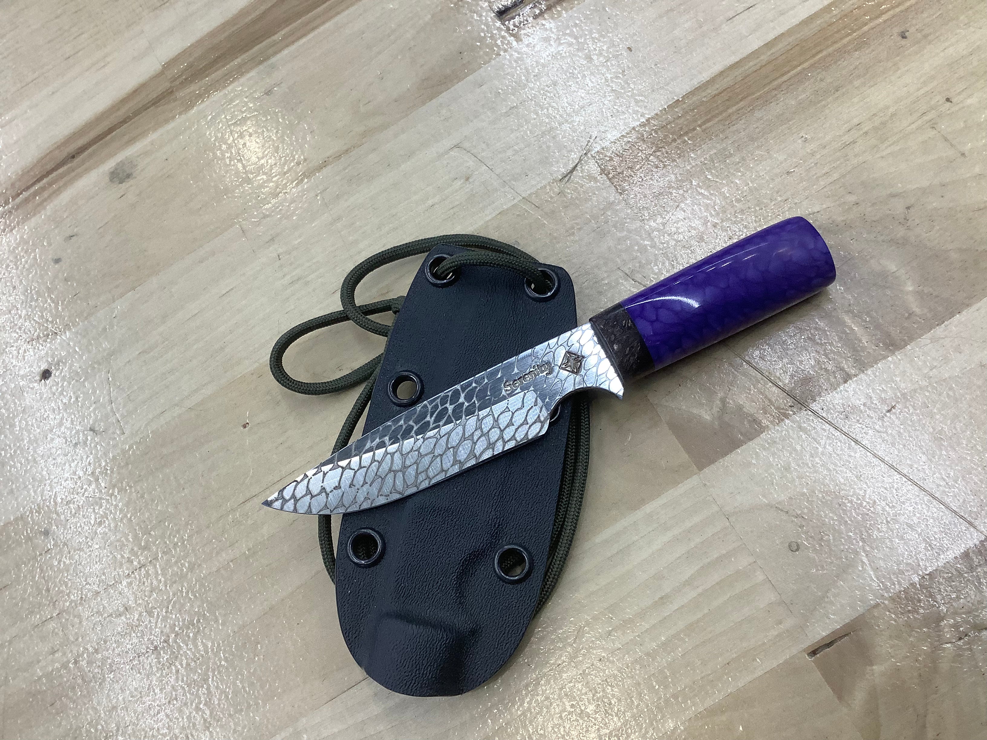 Cuchillo de cuello con piel de serpiente CPM MagnaCut con juma morado y secuoya - Funda para cuchillo de cuello