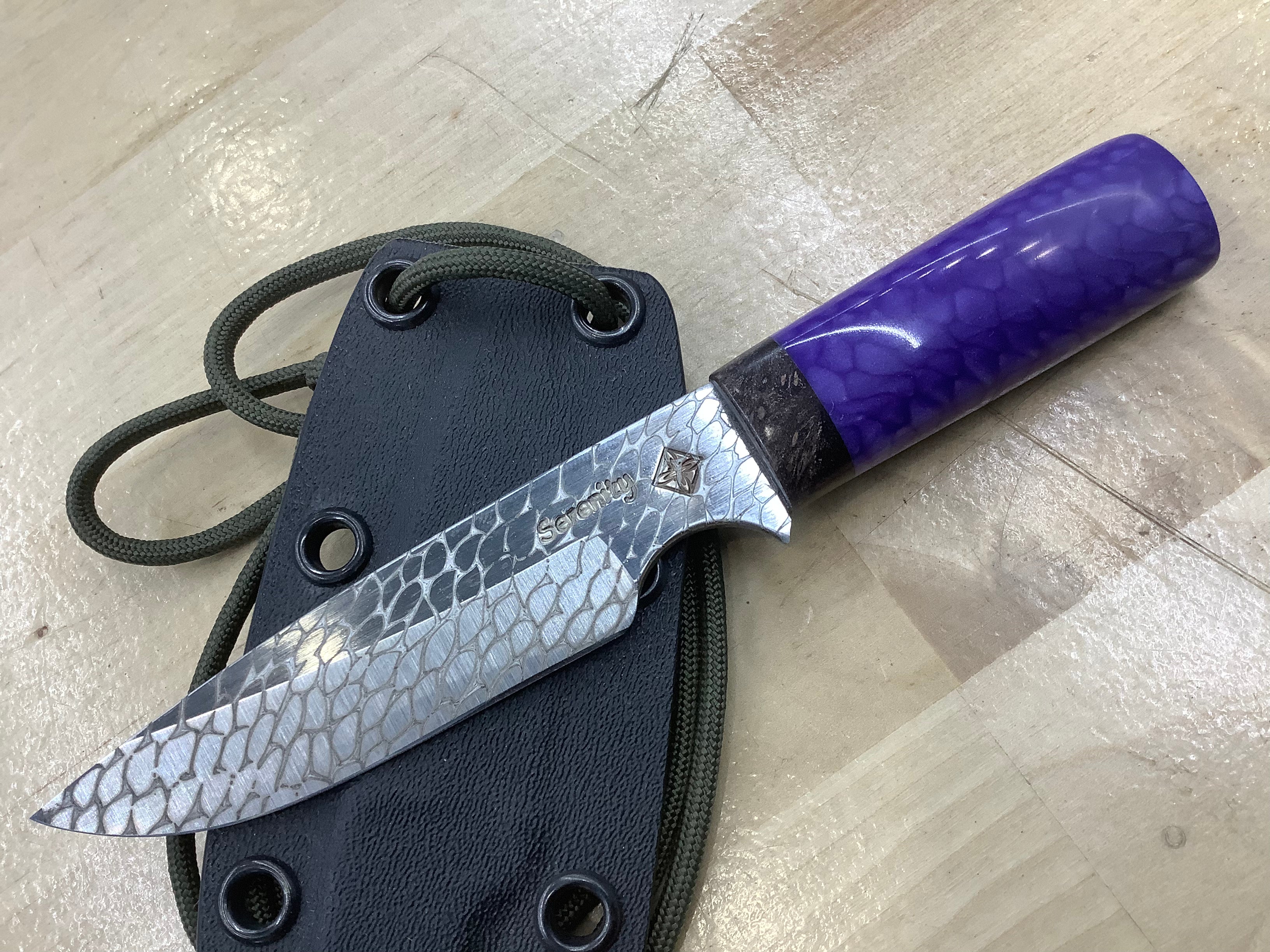 Cuchillo de cuello con piel de serpiente CPM MagnaCut con juma morado y secuoya - Funda para cuchillo de cuello