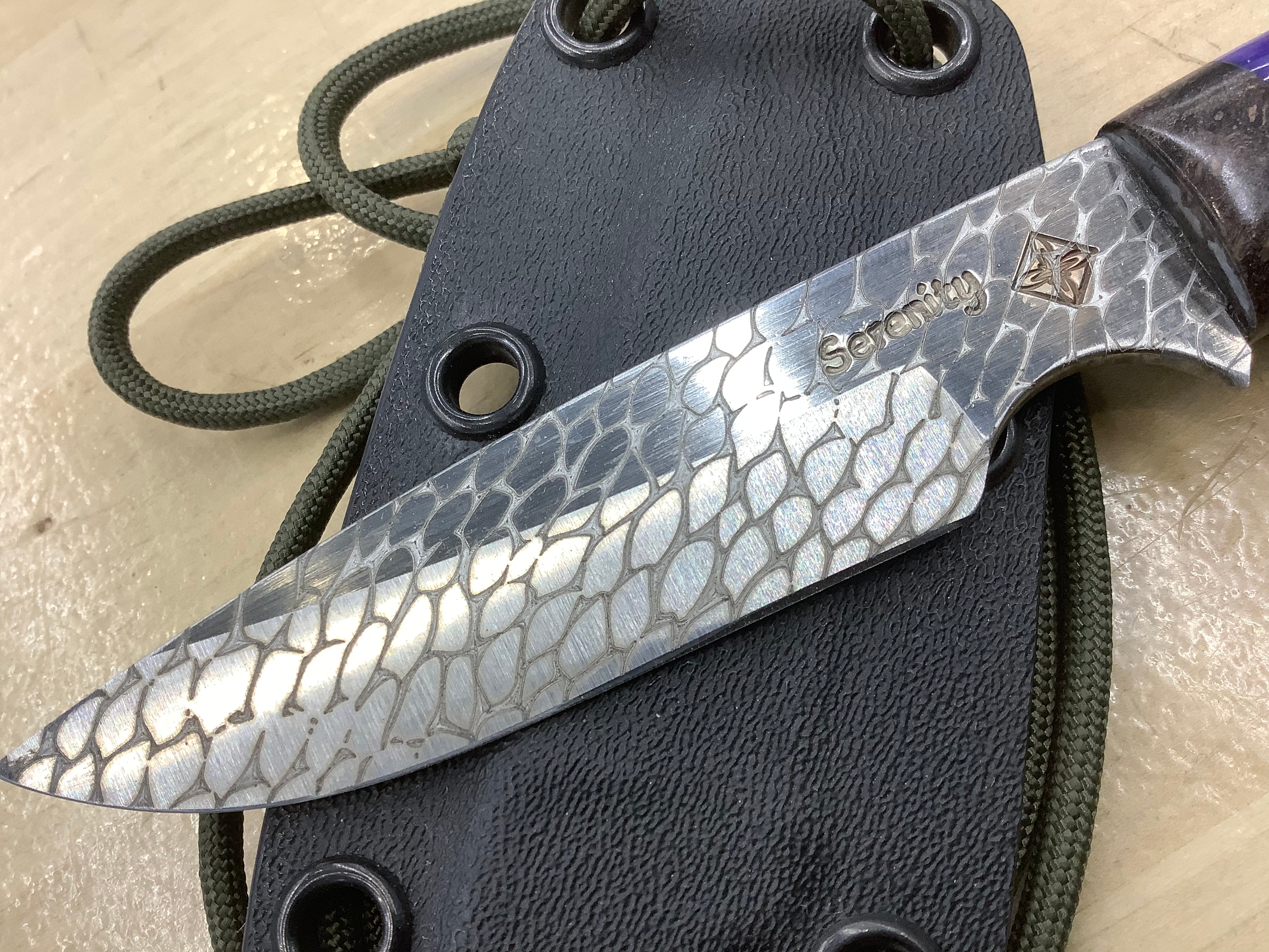 Cuchillo de cuello con piel de serpiente CPM MagnaCut con juma morado y secuoya - Funda para cuchillo de cuello