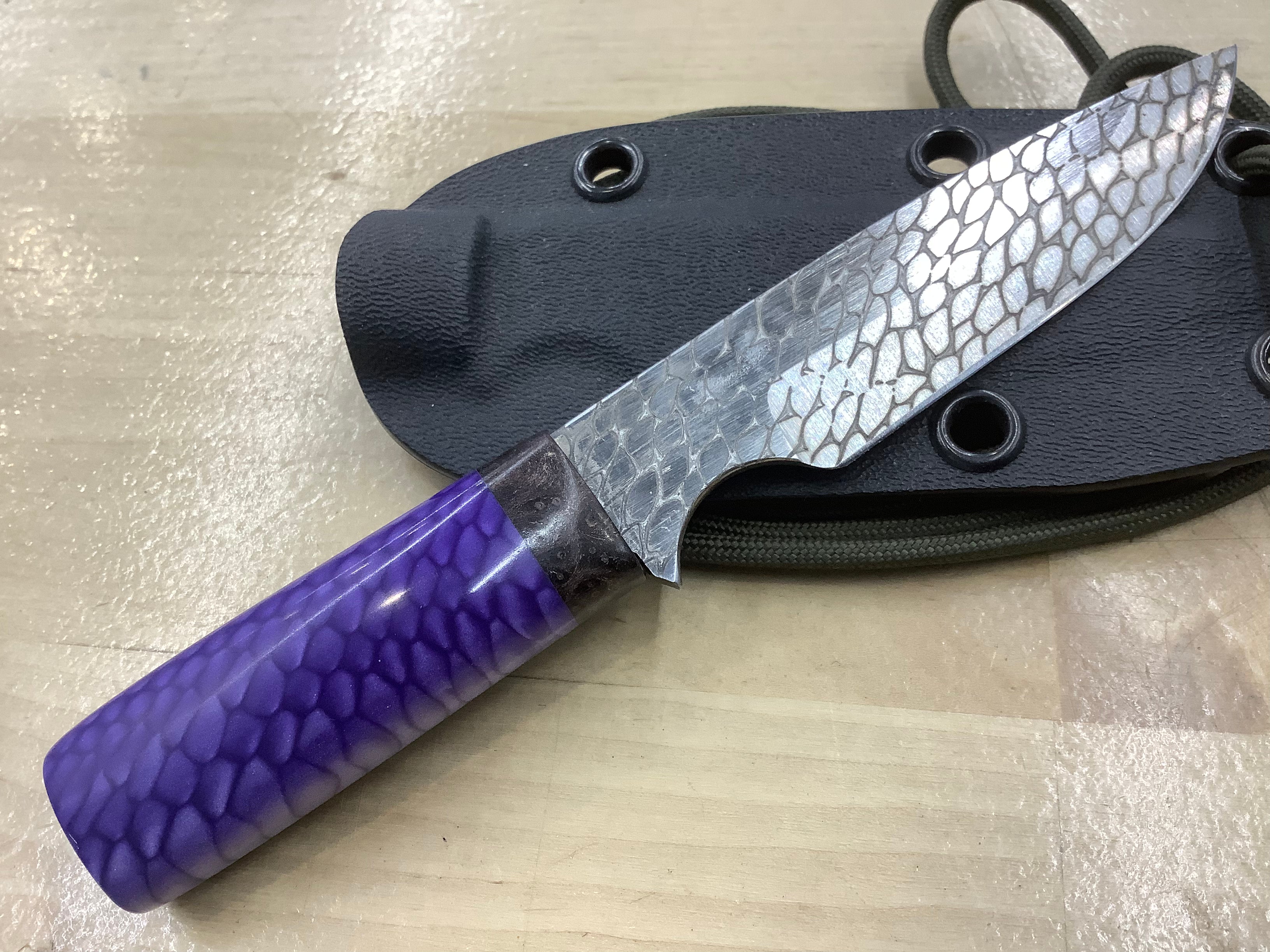 Cuchillo de cuello con piel de serpiente CPM MagnaCut con juma morado y secuoya - Funda para cuchillo de cuello