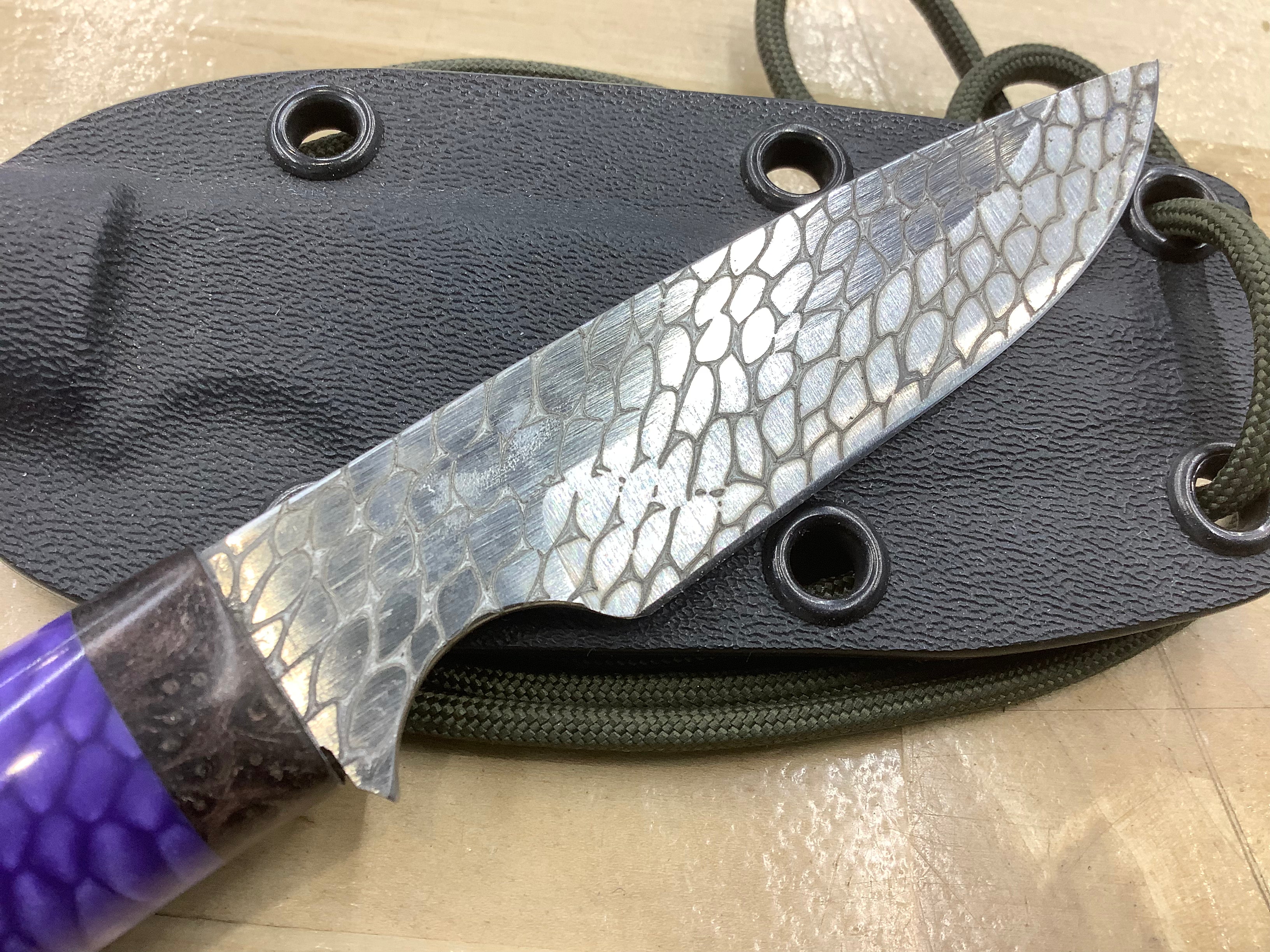 Cuchillo de cuello con piel de serpiente CPM MagnaCut con juma morado y secuoya - Funda para cuchillo de cuello