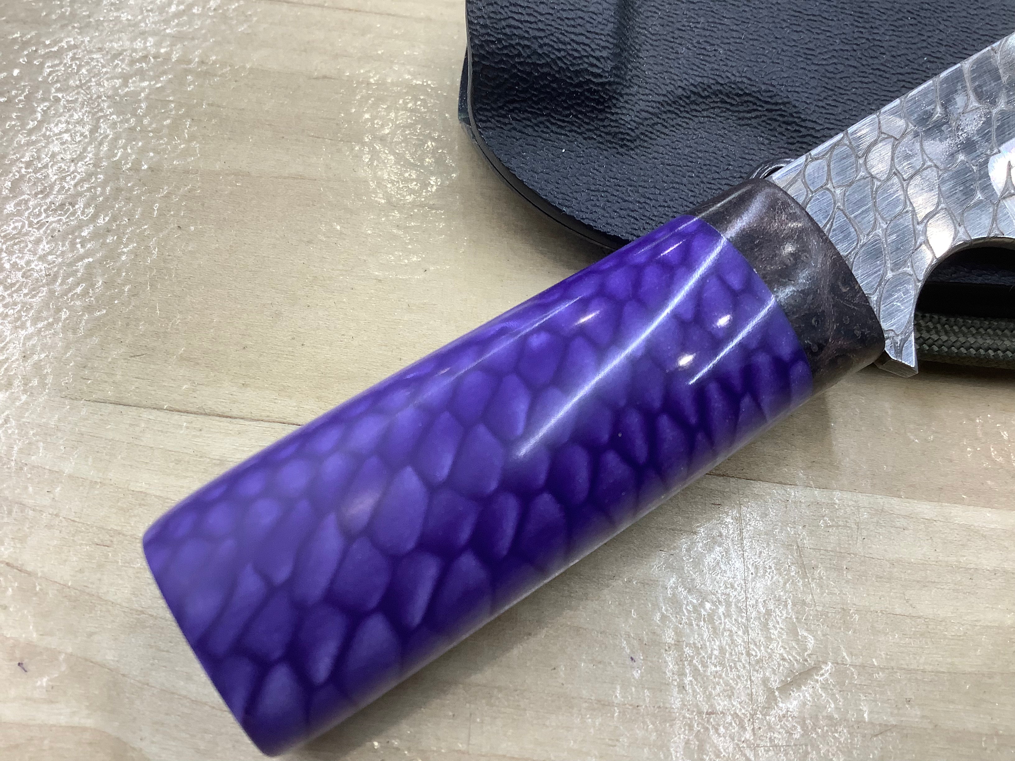 Couteau de cou en peau de serpent CPM MagnaCut avec Purple Juma et Redwood - Étui pour couteau de cou