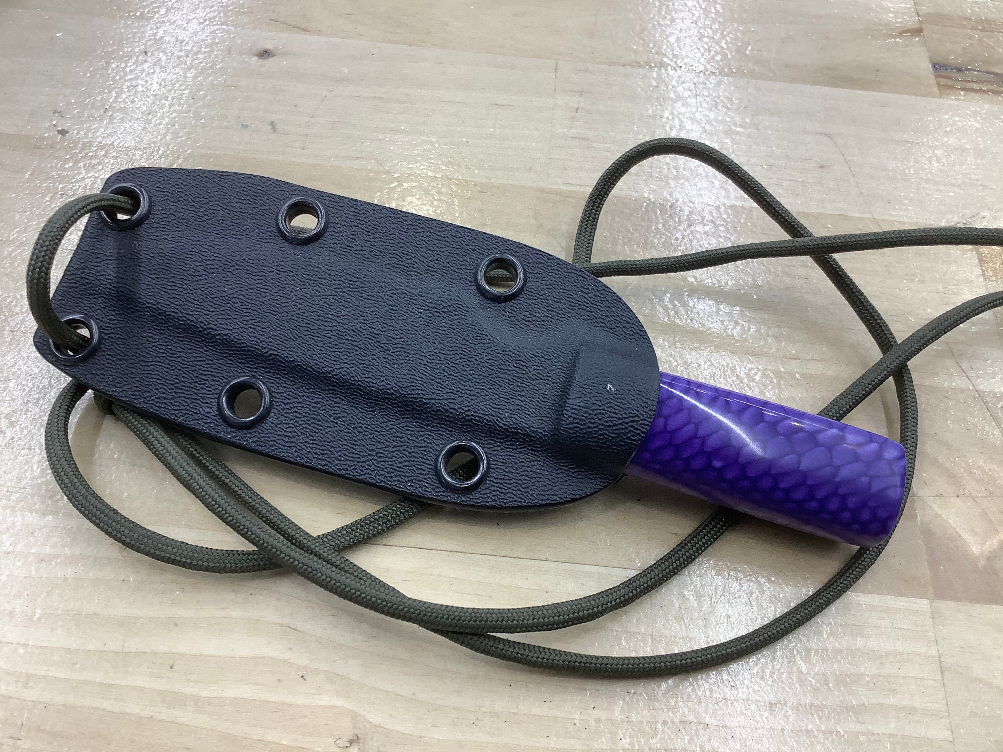 Cuchillo de cuello con piel de serpiente CPM MagnaCut con juma morado y secuoya - Funda para cuchillo de cuello