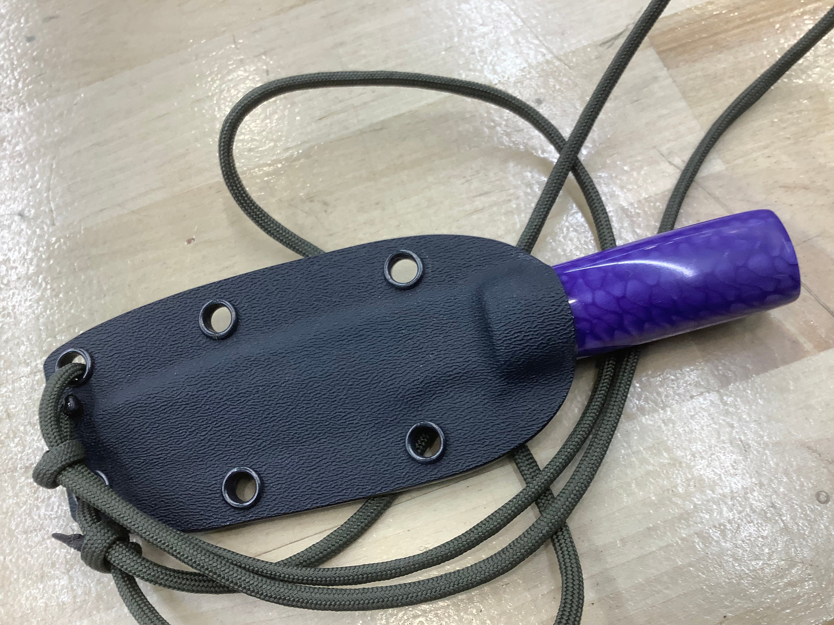 Cuchillo de cuello con piel de serpiente CPM MagnaCut con juma morado y secuoya - Funda para cuchillo de cuello