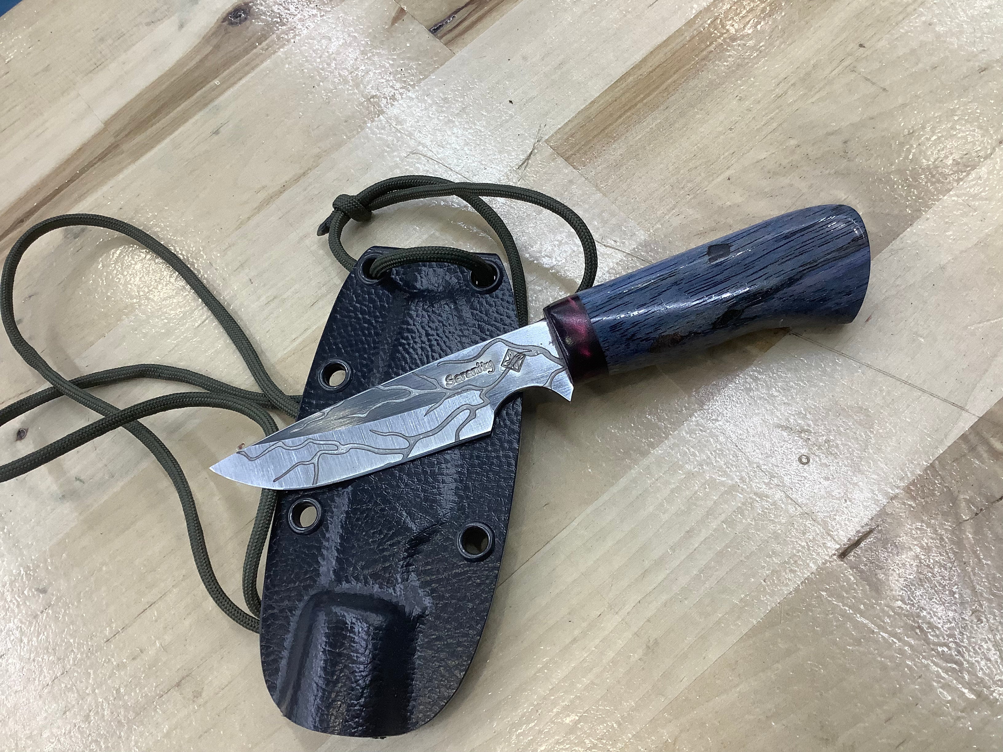 Cuchillo de cuello Fractal CPM MagnaCut con resina granate y funda de cuchillo de cuello de nuez azul