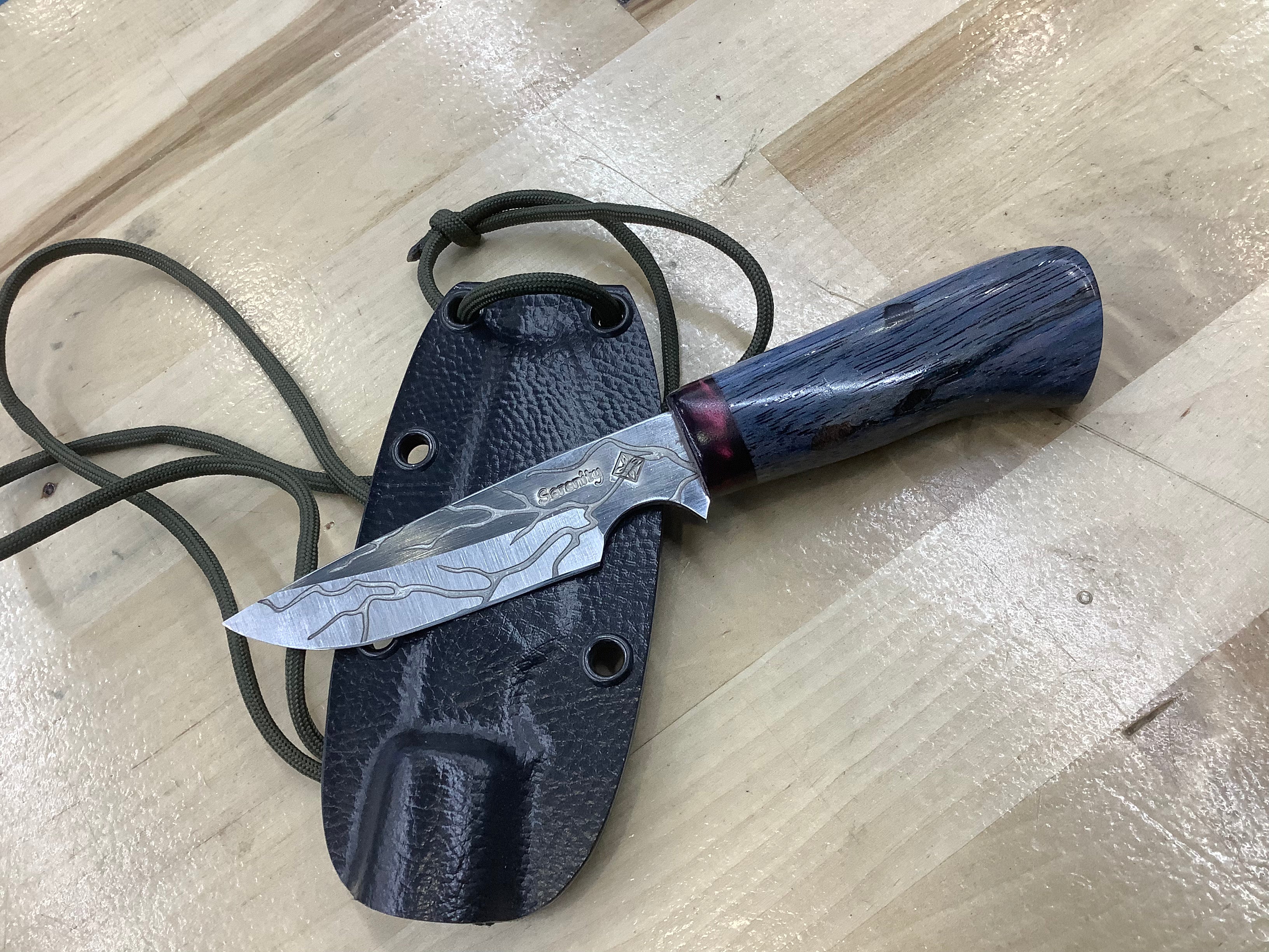 Cuchillo de cuello Fractal CPM MagnaCut con resina granate y funda de cuchillo de cuello de nuez azul