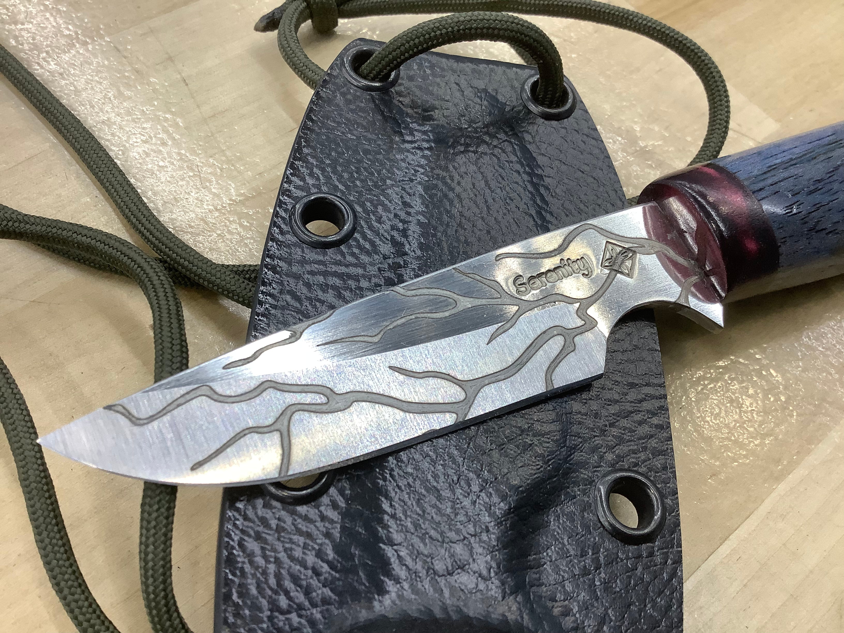 Cuchillo de cuello Fractal CPM MagnaCut con resina granate y funda de cuchillo de cuello de nuez azul