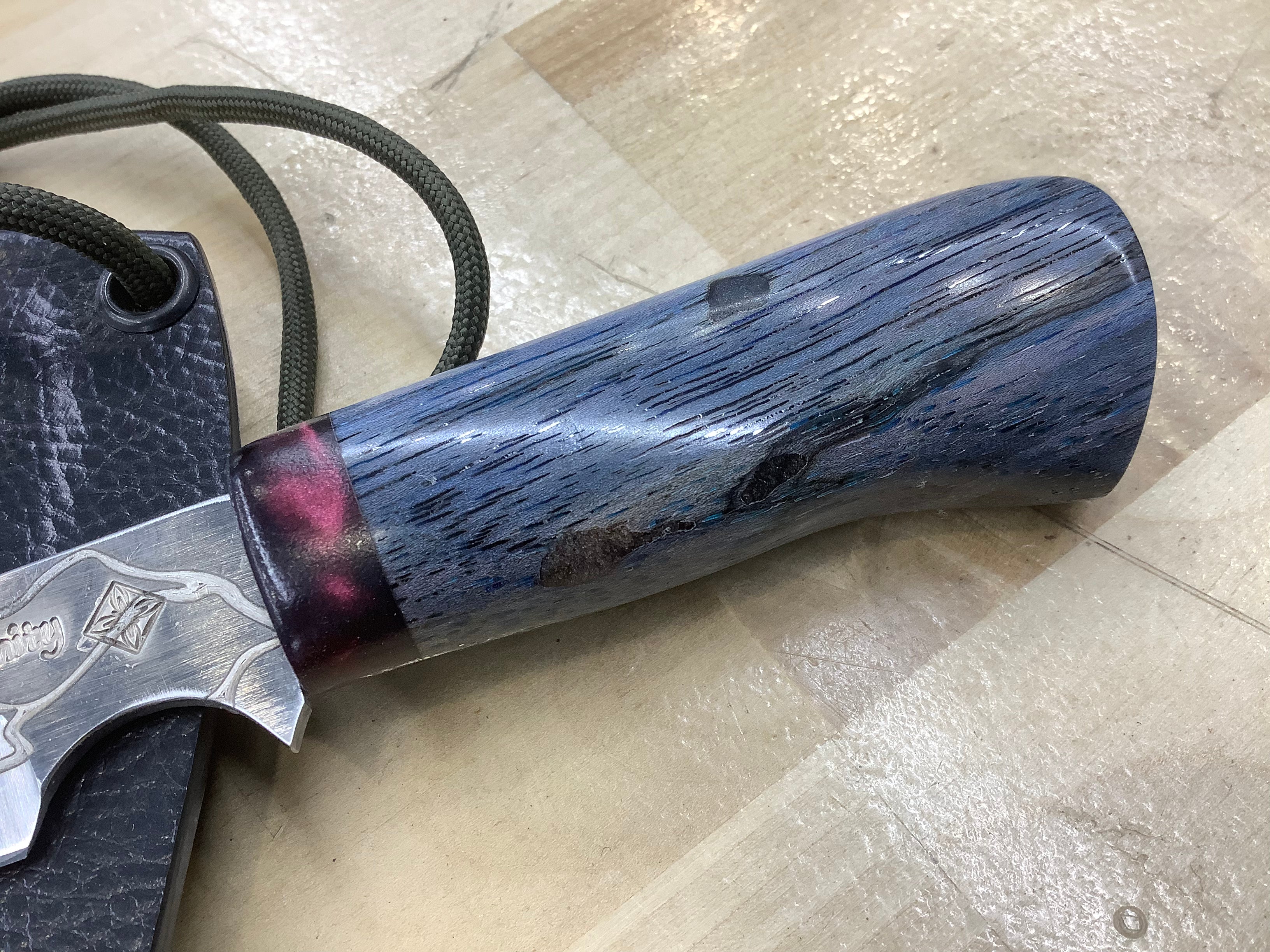 Cuchillo de cuello Fractal CPM MagnaCut con resina granate y funda de cuchillo de cuello de nuez azul