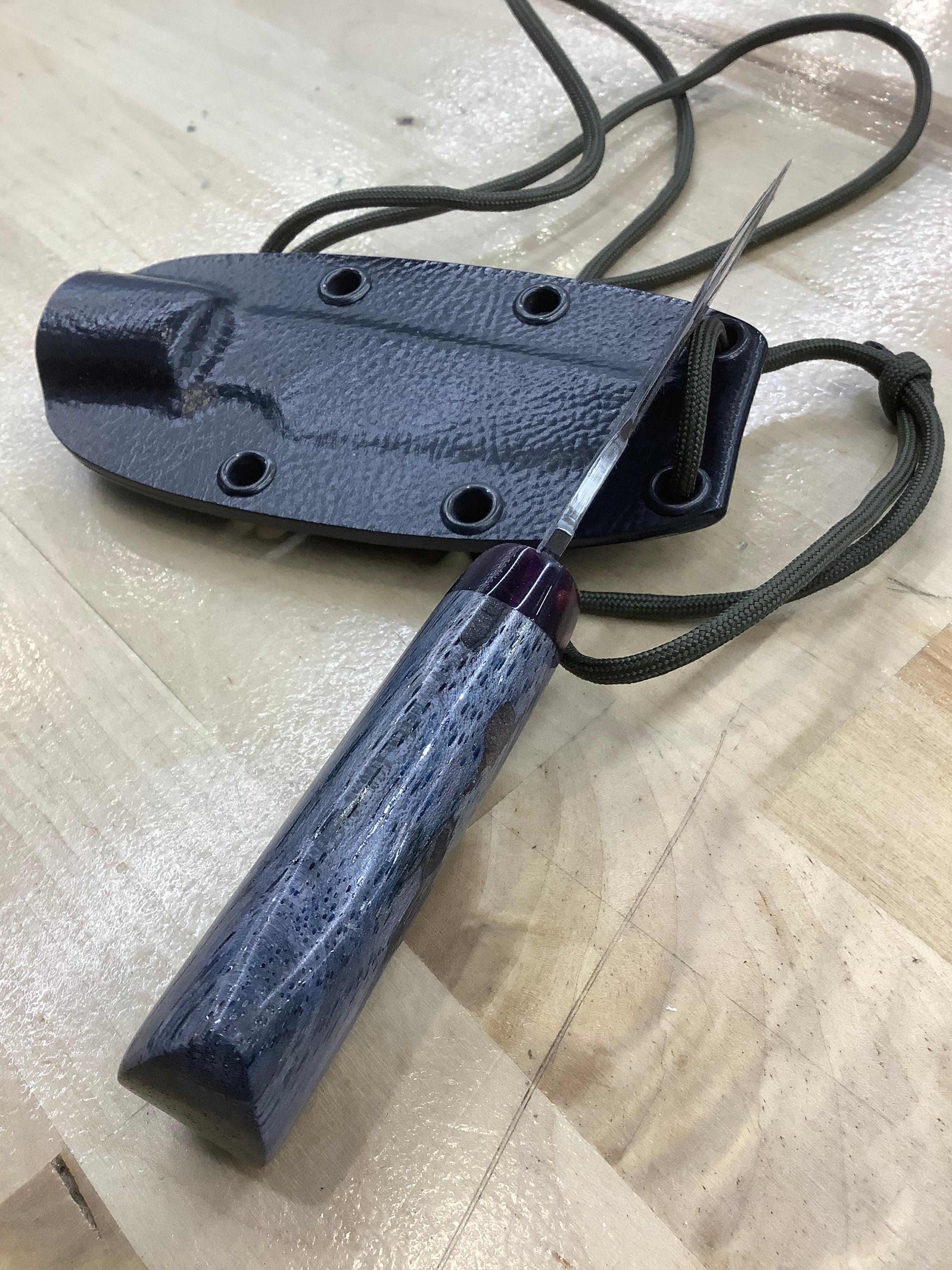 Cuchillo de cuello Fractal CPM MagnaCut con resina granate y funda de cuchillo de cuello de nuez azul