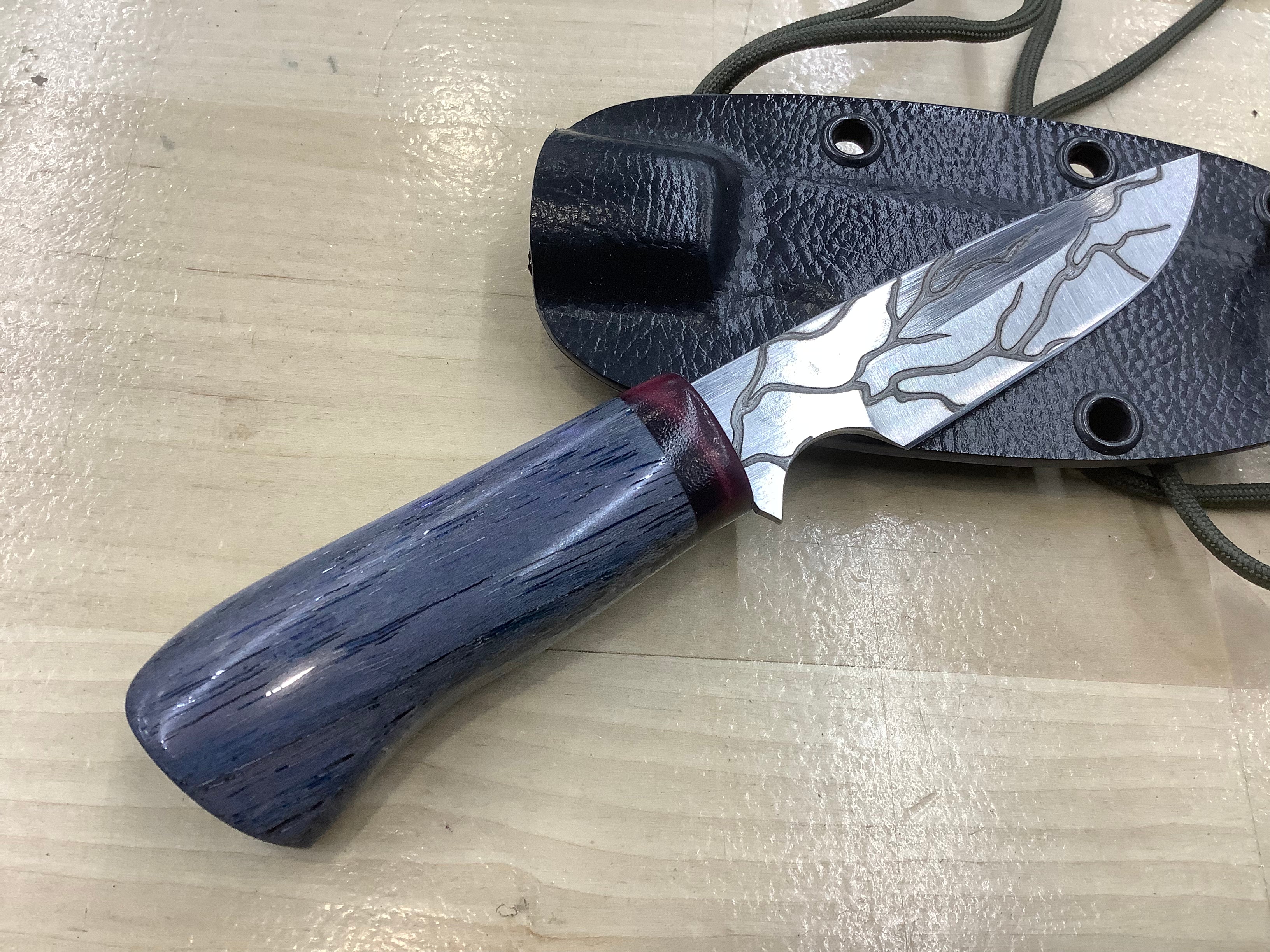 Cuchillo de cuello Fractal CPM MagnaCut con resina granate y funda de cuchillo de cuello de nuez azul