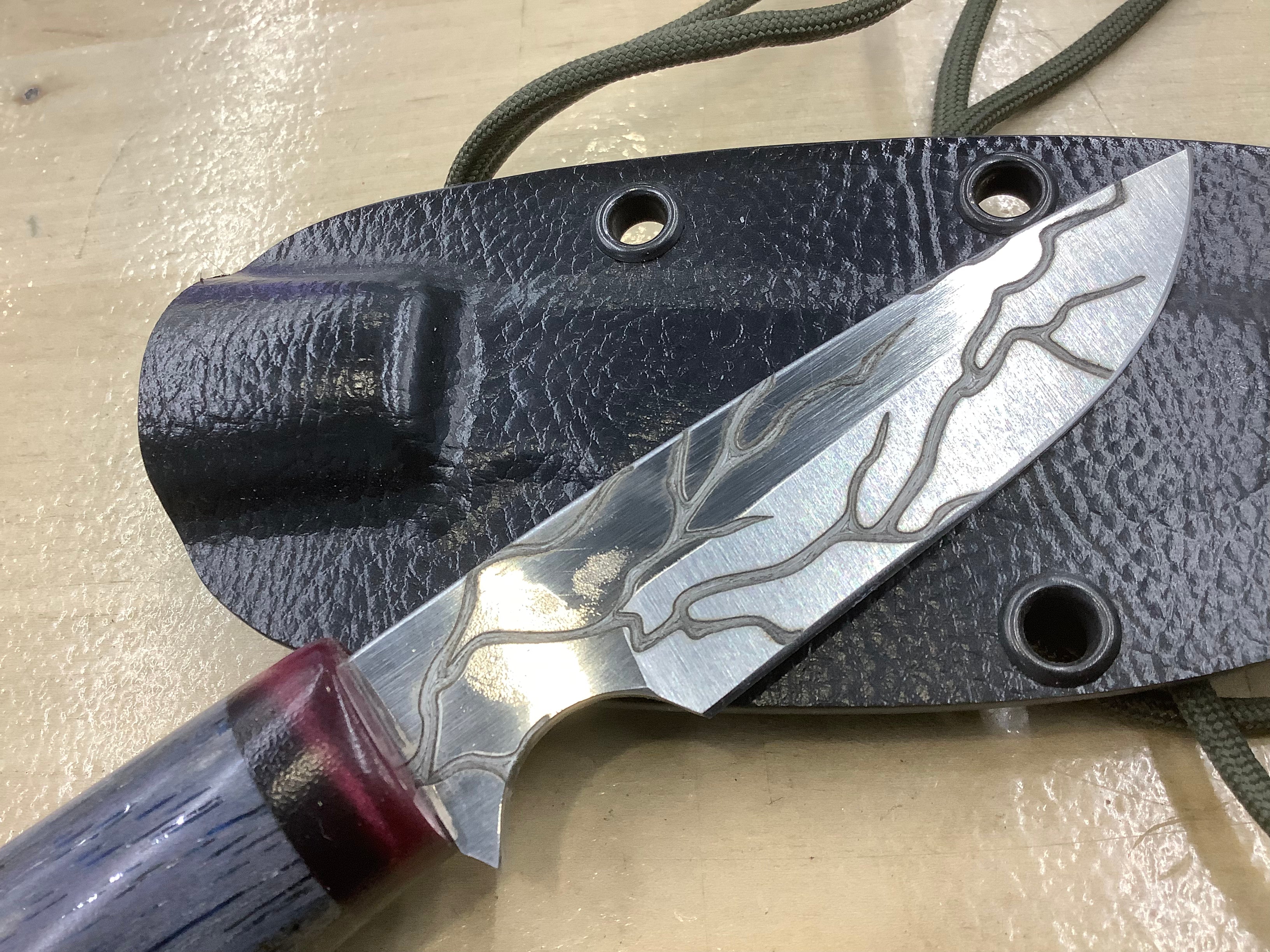 Cuchillo de cuello Fractal CPM MagnaCut con resina granate y funda de cuchillo de cuello de nuez azul