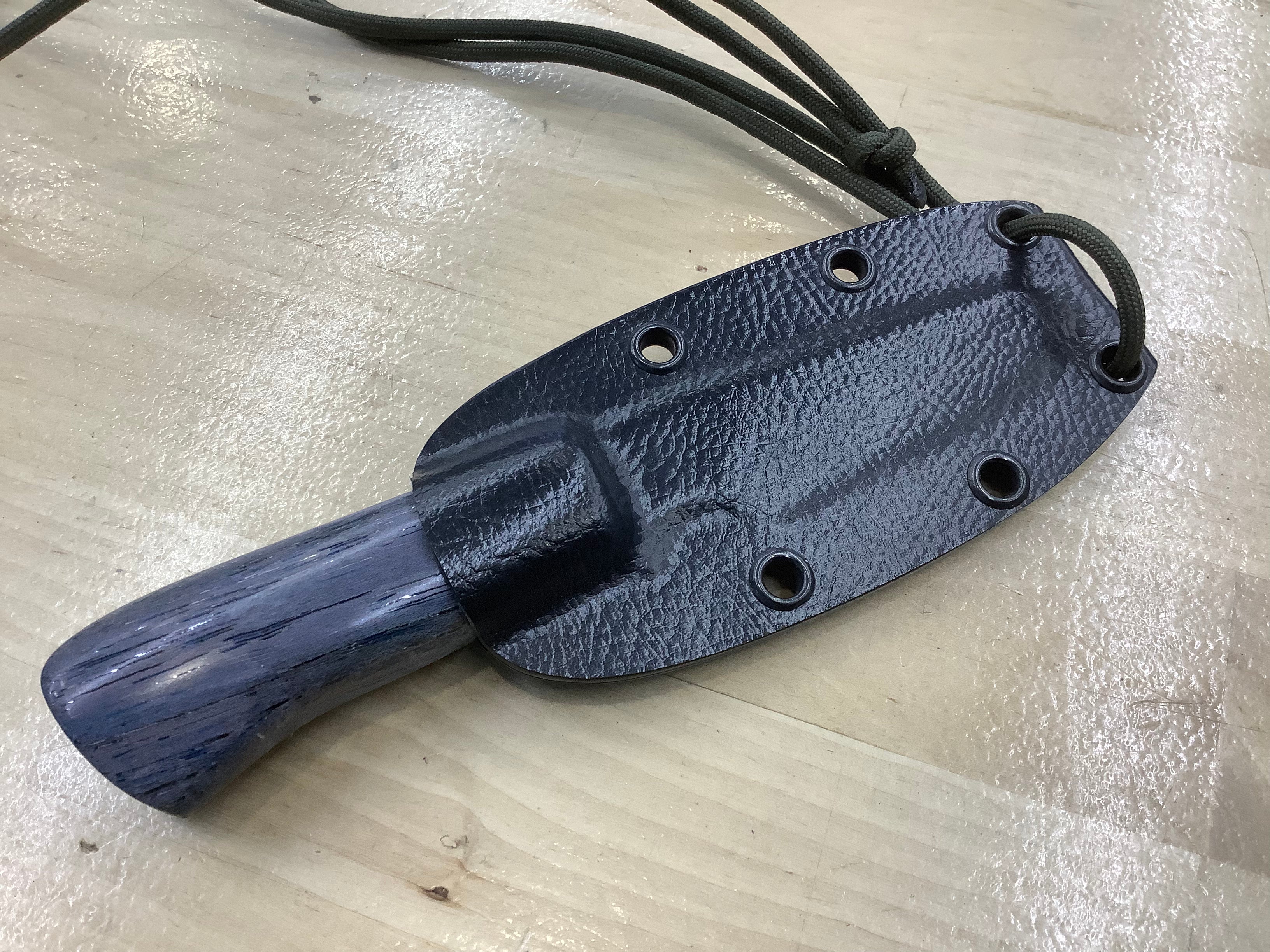 Cuchillo de cuello Fractal CPM MagnaCut con resina granate y funda de cuchillo de cuello de nuez azul