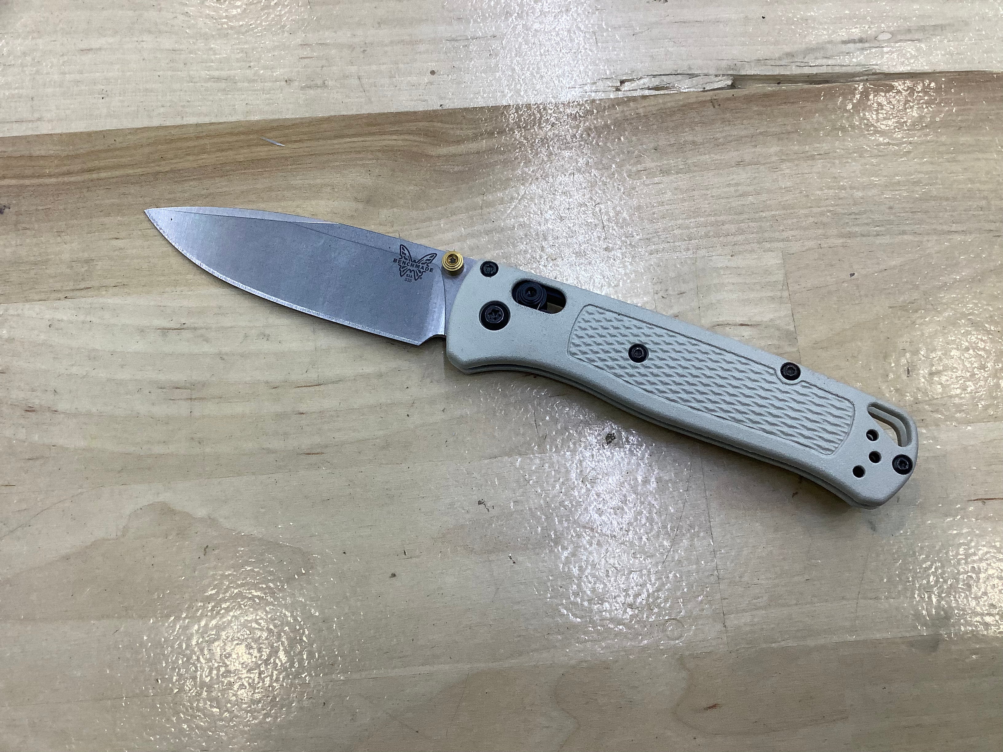 Couteau Benchmade Bugout AXIS Lock Tan Grivory (3,23" Stonewash) 535-12 