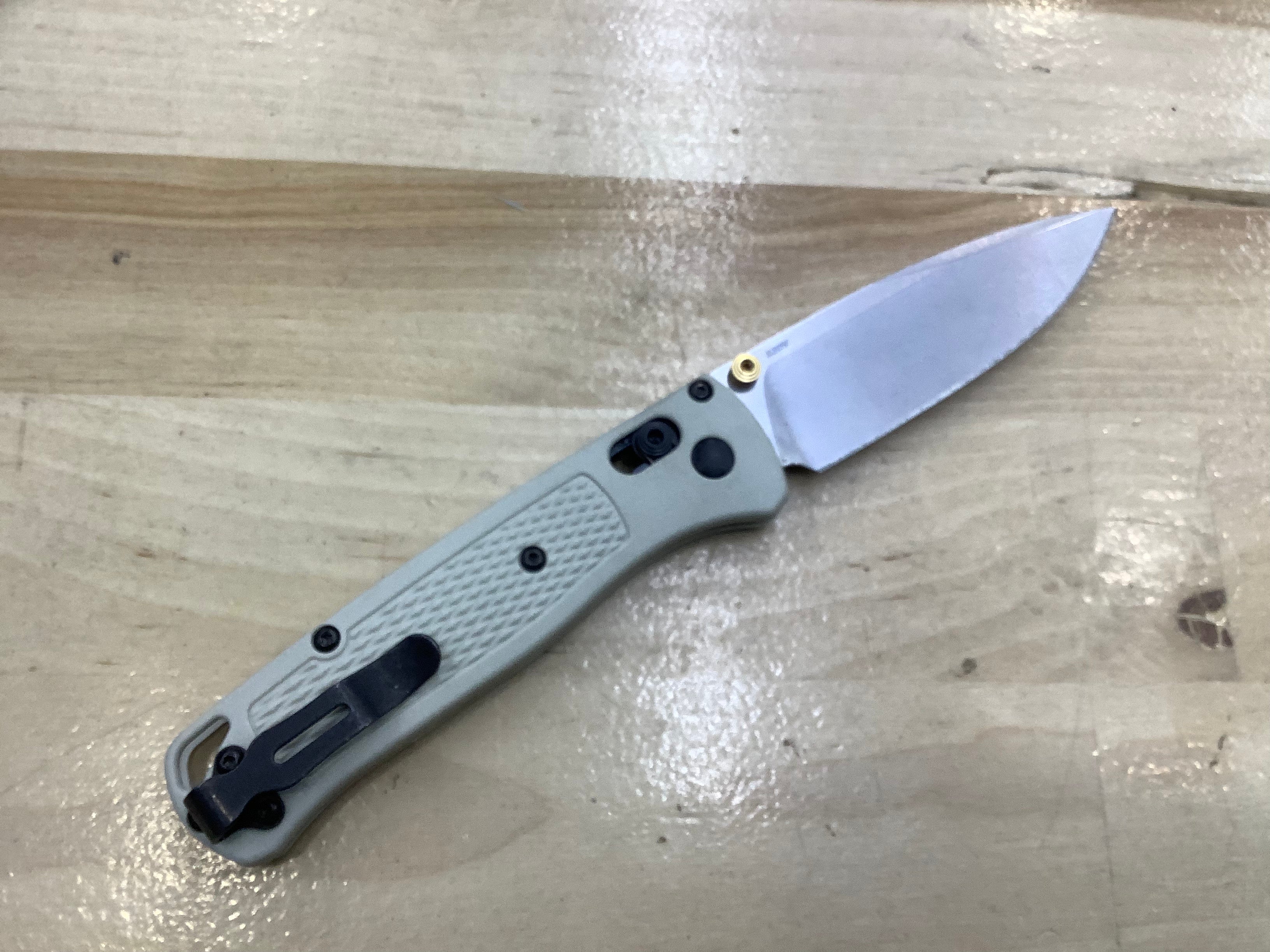 Cuchillo Benchmade Bugout AXIS Lock, color tostado Grivory (3,23" Stonewash) 535-12 