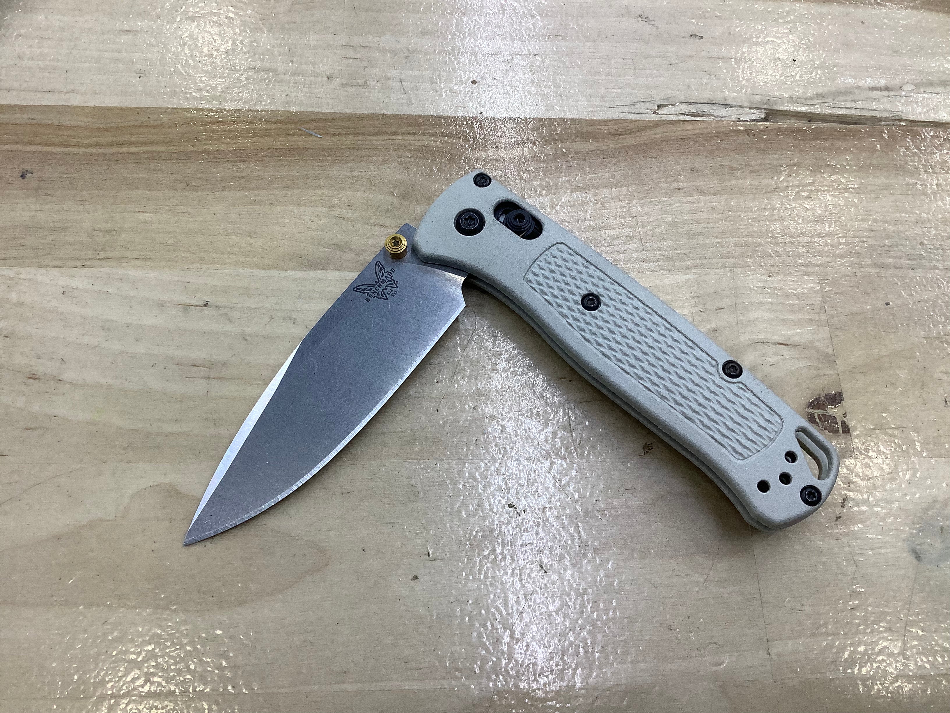 Cuchillo Benchmade Bugout AXIS Lock, color tostado Grivory (3,23" Stonewash) 535-12 