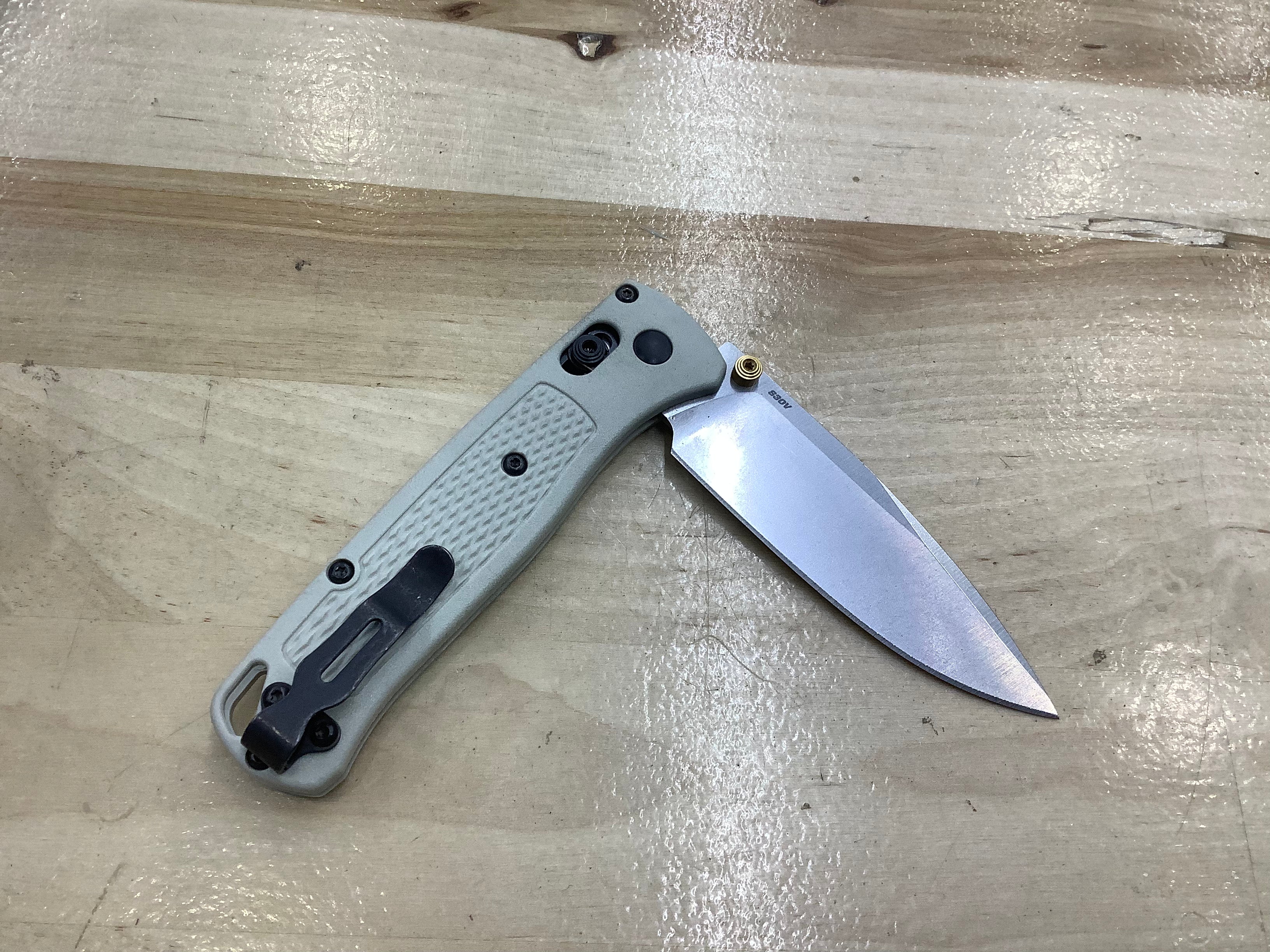 Couteau Benchmade Bugout AXIS Lock Tan Grivory (3,23" Stonewash) 535-12 