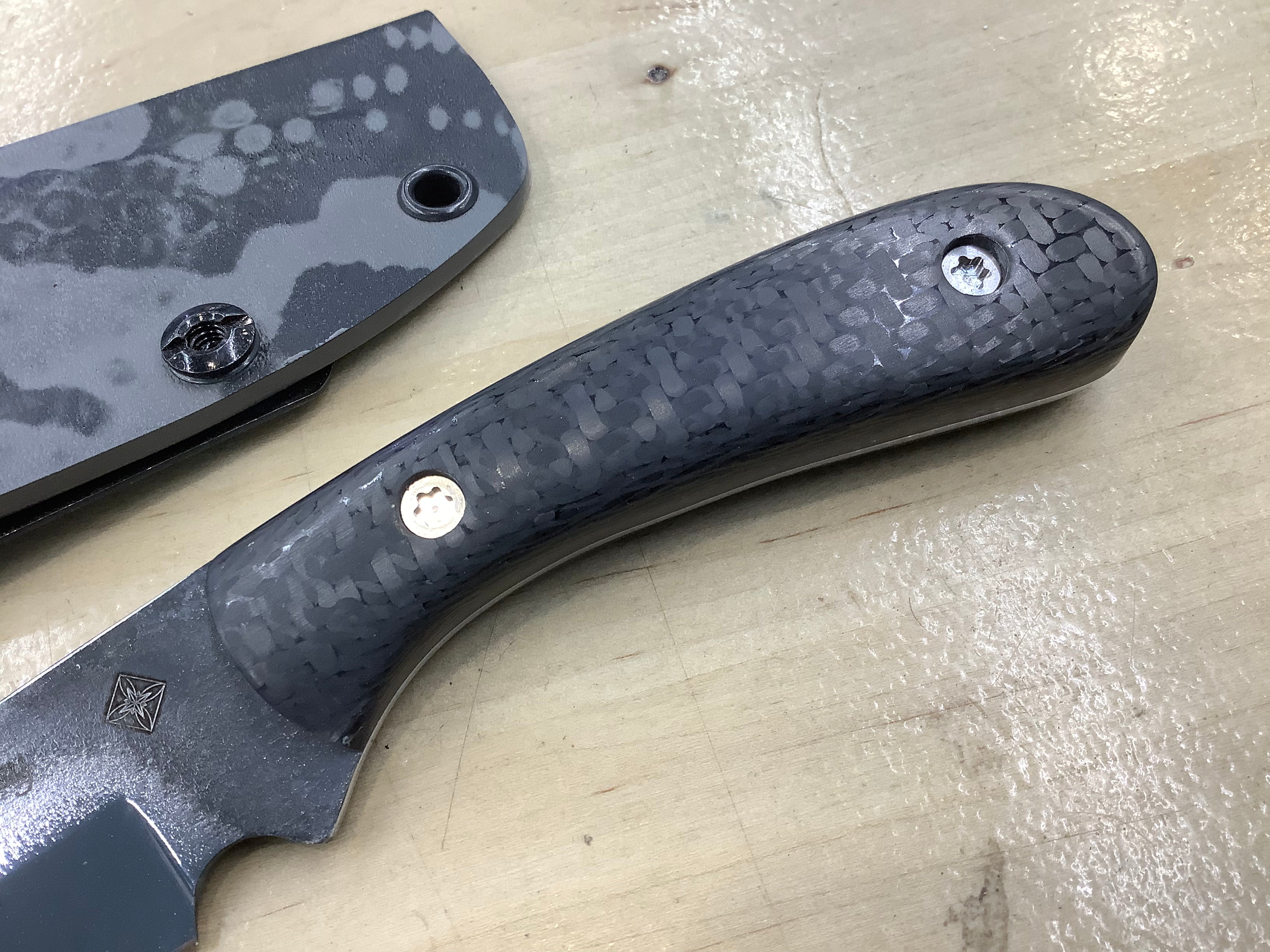 713 Utility Knife in CPM 154 with Carbon Fiber Handle