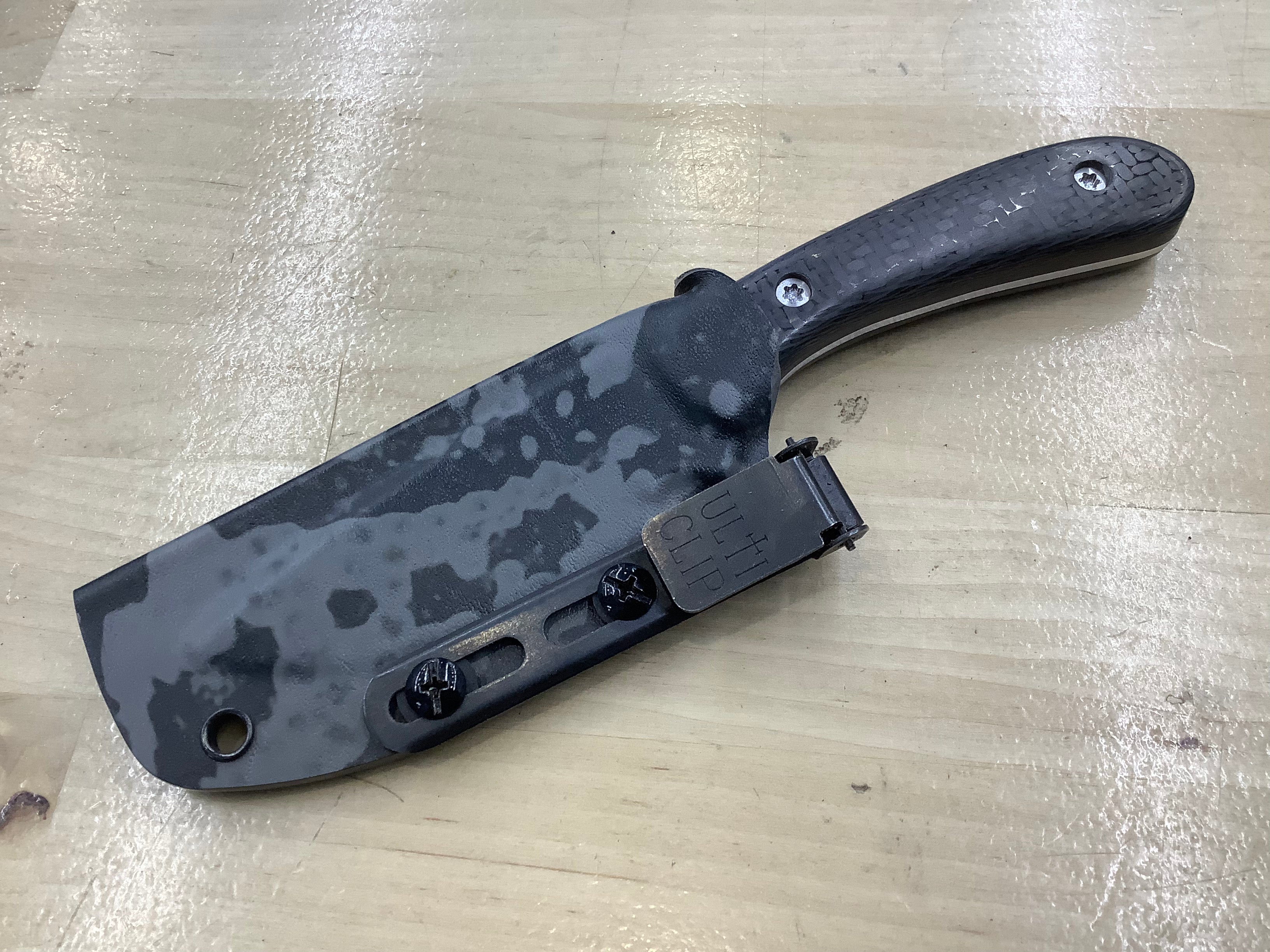 713 Utility Knife in CPM 154 with Carbon Fiber Handle