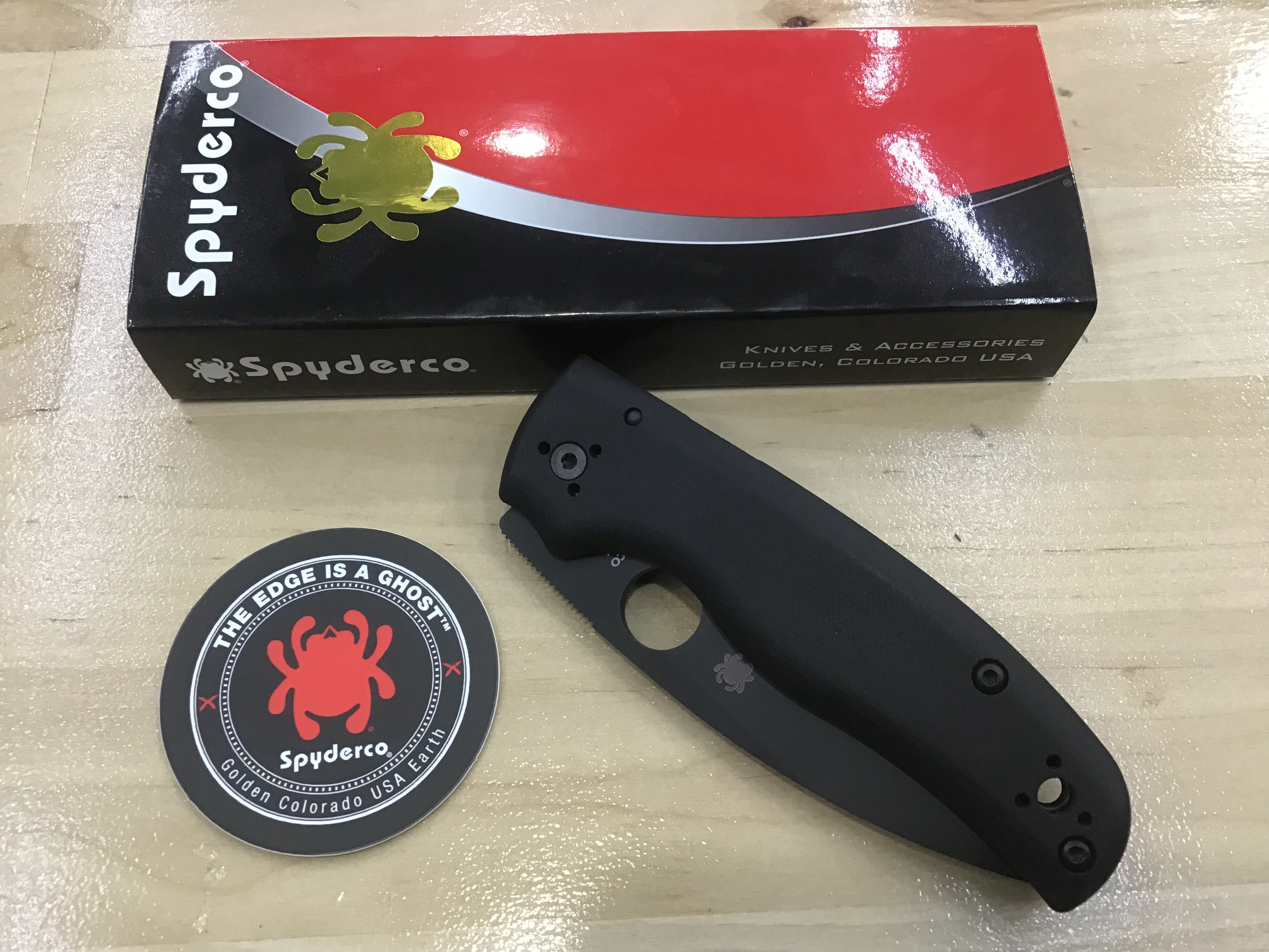 Lame noire Spyderco Shaman entièrement dentelée en CPM S30V avec G-10 noir