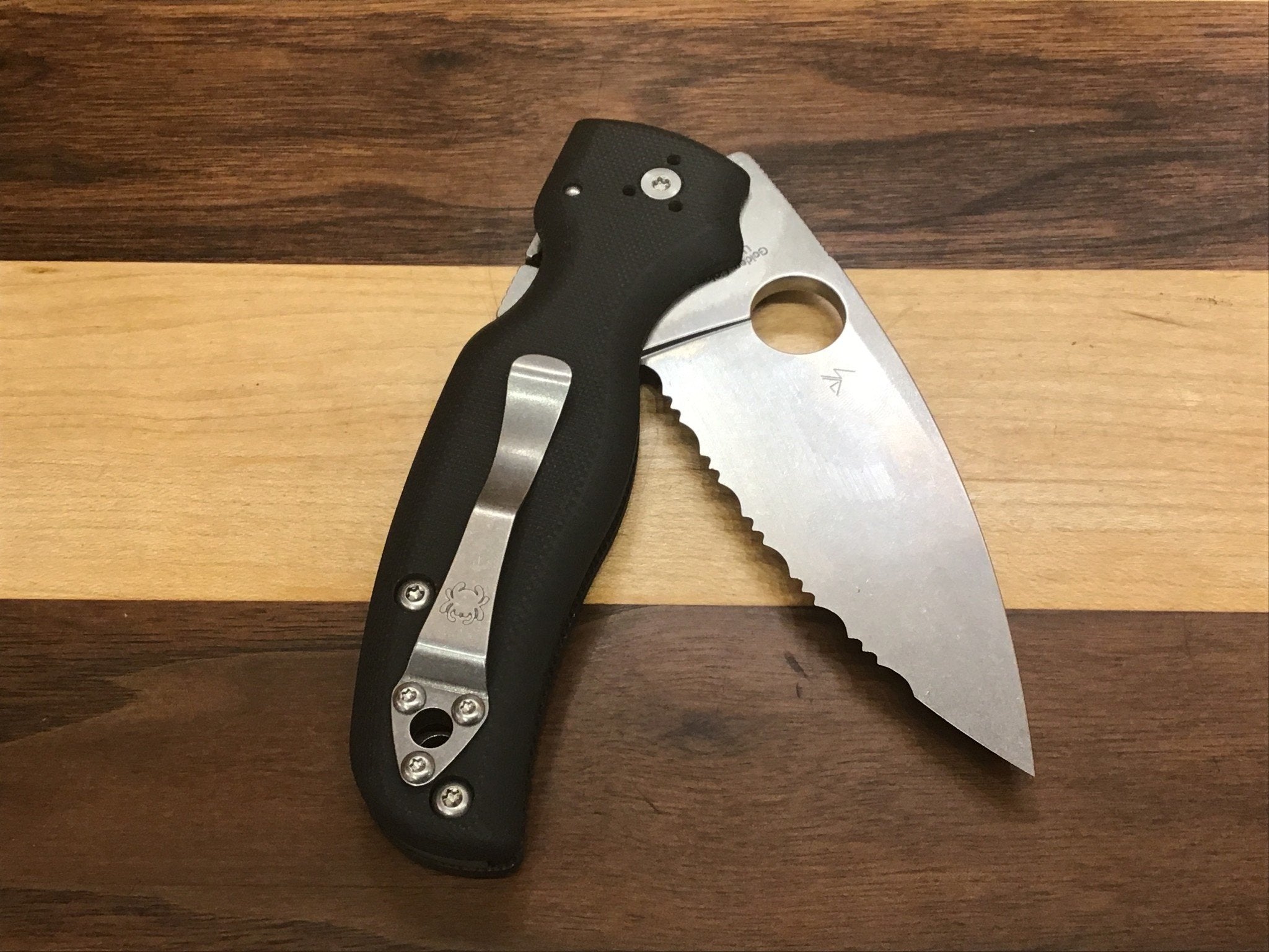 Spyderco Shaman Fully Serrated in CPM S30V with Black G-10