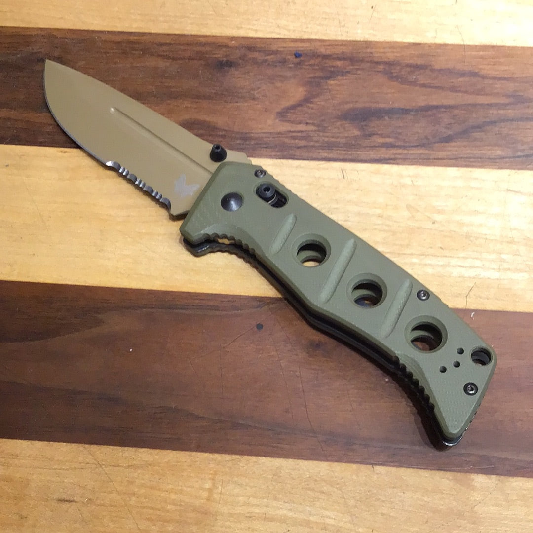 Benchmade Adamas Olive G-10 Flat Earth Cerakote con CPM-CruWear dentado parcial