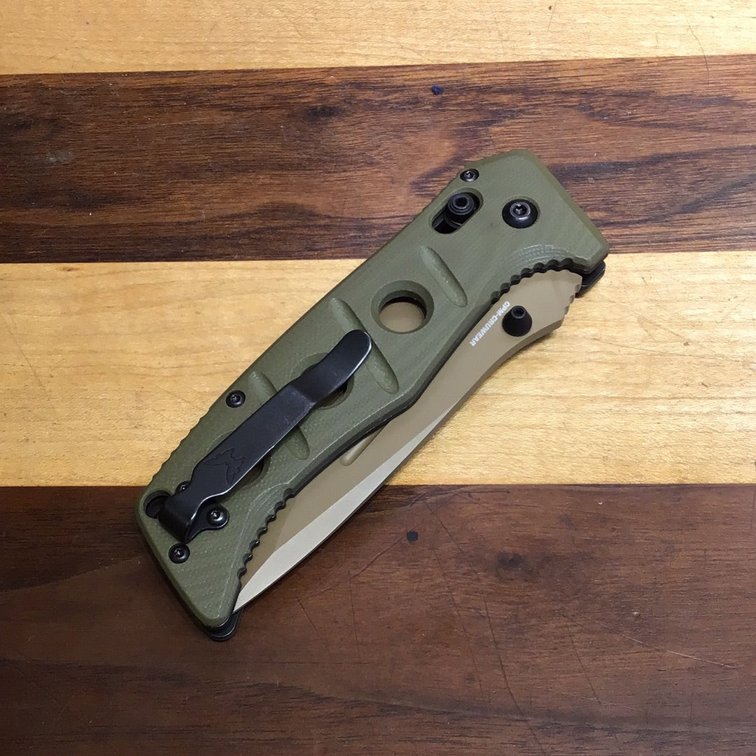 Benchmade Adamas Olive G-10 Flat Earth Cerakote con CPM-CruWear dentado parcial