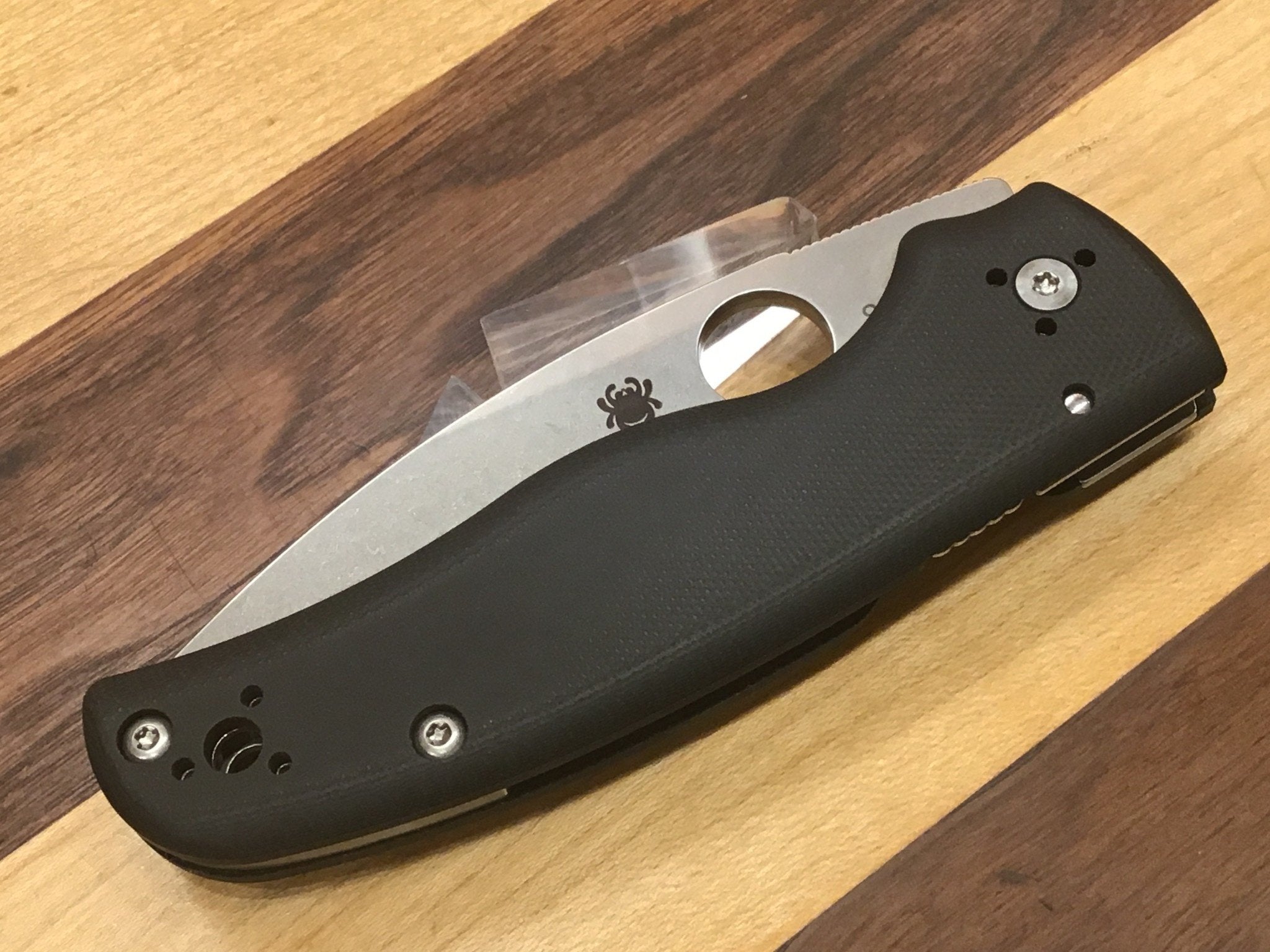 Spyderco Shaman Fully Serrated in CPM S30V with Black G-10