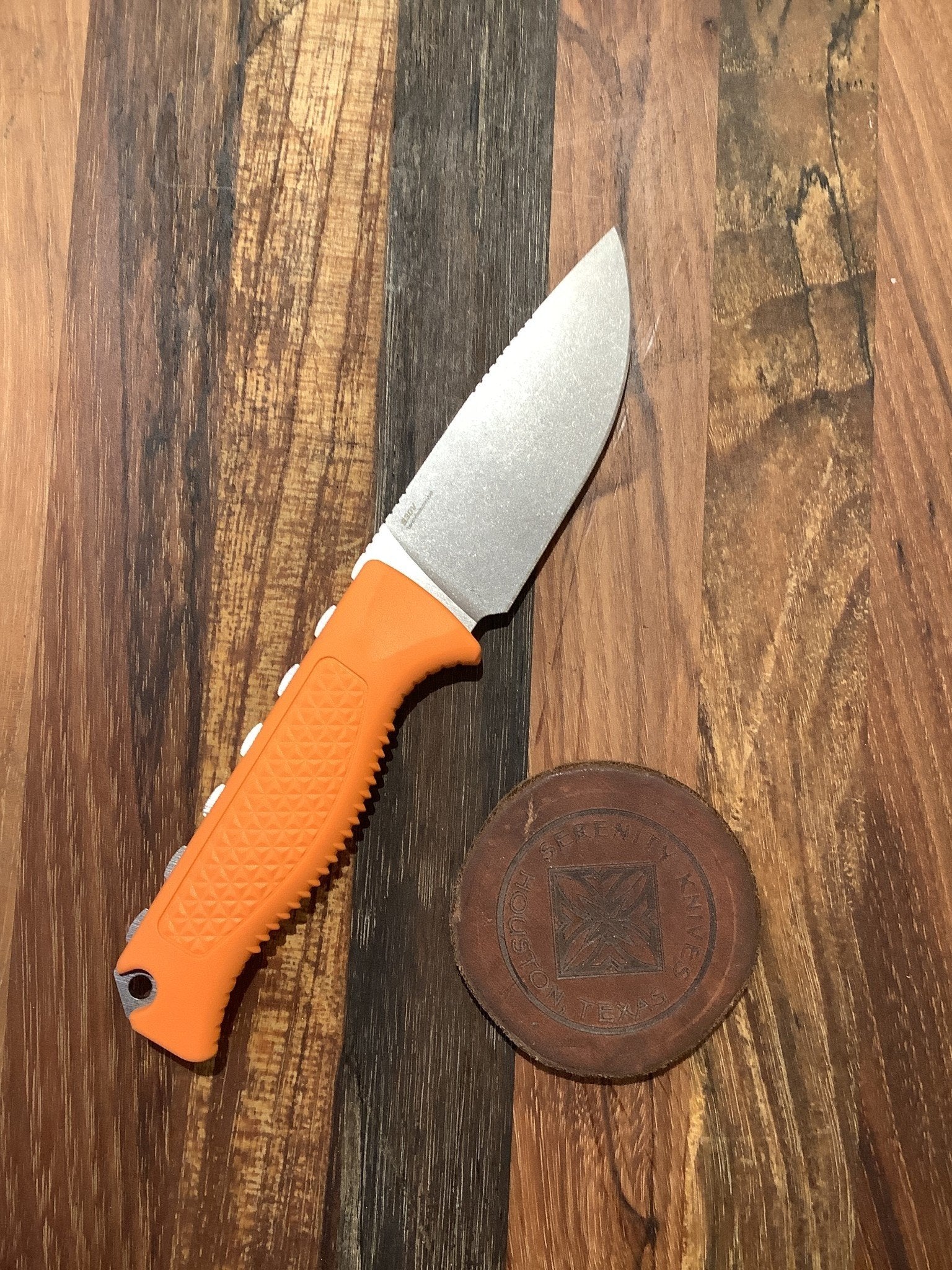 Cuchillo Benchmade Steep Country de hoja fija con Santoprene naranja