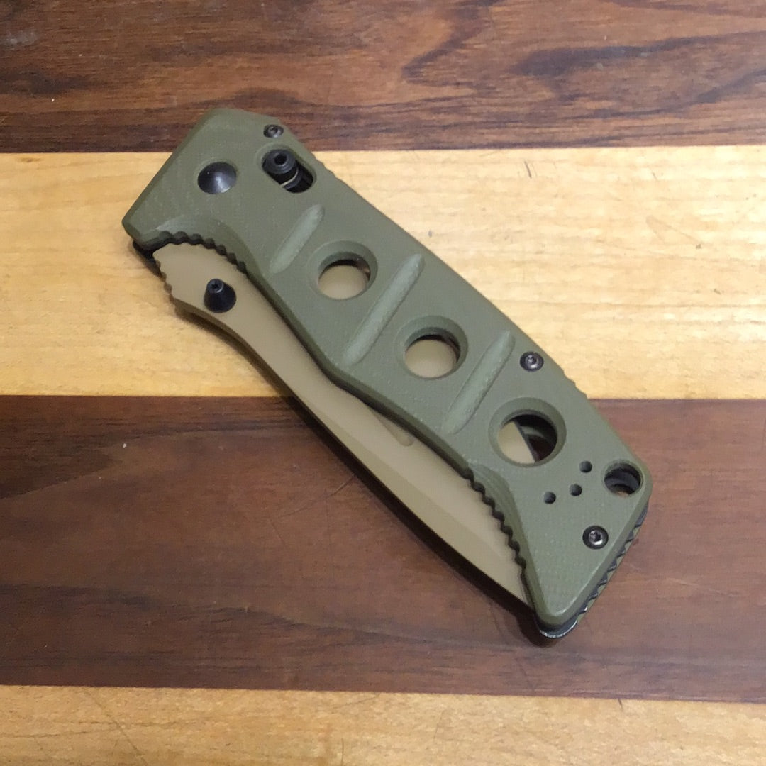 Benchmade Adamas Olive G-10 Flat Earth Cerakote con CPM-CruWear dentado parcial