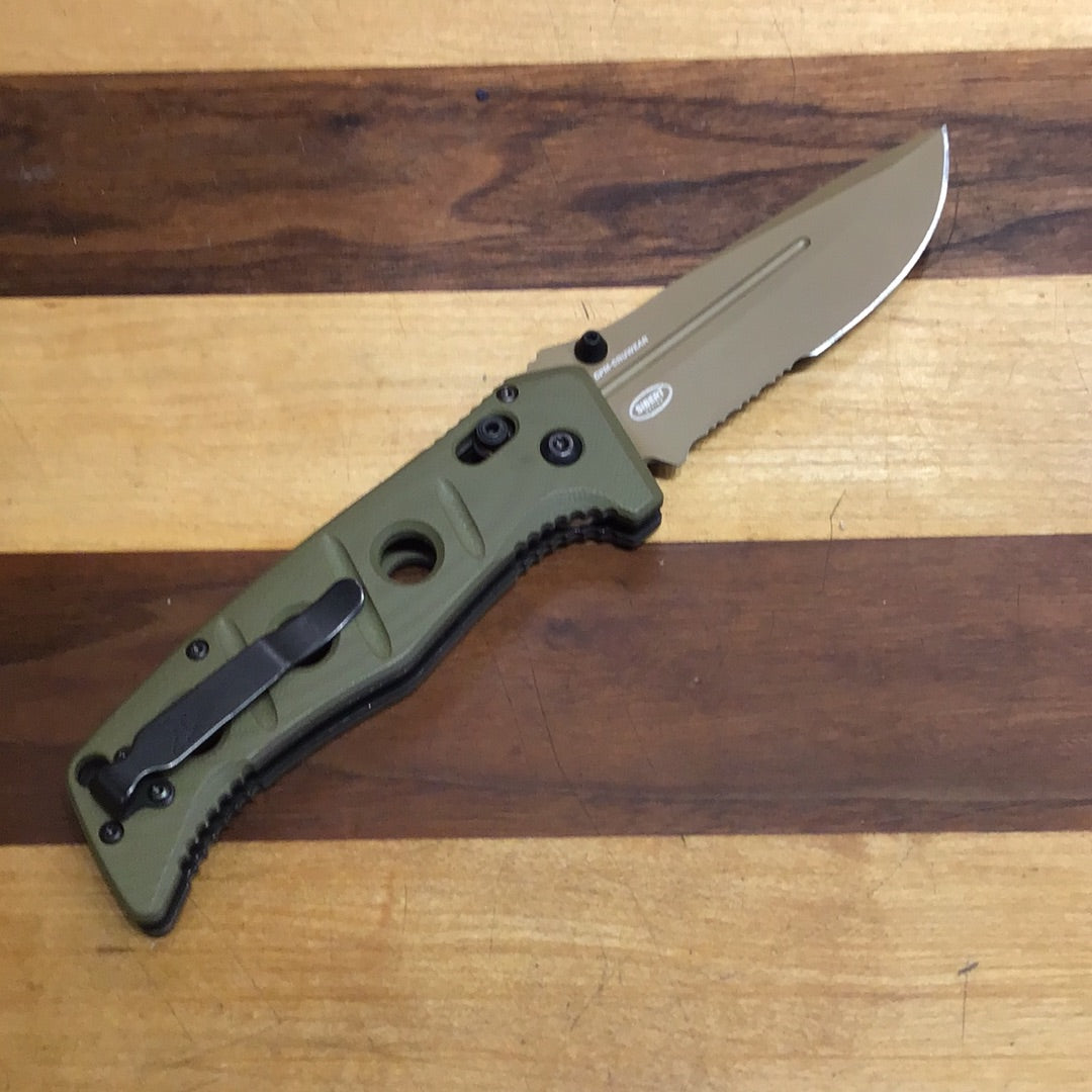 Benchmade Adamas Olive G-10 Flat Earth Cerakote con CPM-CruWear dentado parcial